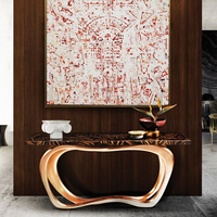 Table console de luxe exclusive pour salon ou couloir, avec dessus en mosaïque géométrique et base en feuille de cuivre, finition haute brillance