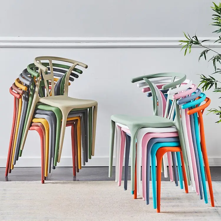 Chaises de salle à manger en plastique bon marché en gros Design nordique moderne pour café en plein air et table de restaurant