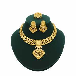 Collier sautoir plaqué or 24 carats, collier long moderne avec un design de plaque propre pour un bijou intemporel et chic - Product Image 1