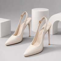Escarpins à talon aiguille bout pointu en cuir verni blanc crème avec boucle dorée pour femme – Idéal pour mariage, soirée, bureau – Vente en gros