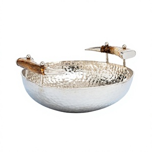 Cuenco Decorativo de Metal Martillado de Lujo con Asas de Imitación de Cuerno, Cuenco de Frutas de Aluminio con Acabado Plateado Hecho a Mano, un Éxito de Ventas - Product Image 1