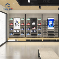 Desain Interior Toko Sepatu Kustom Rak Pajangan Pakaian Olahraga Rak Display Sepatu Trendi untuk Toko Ritel