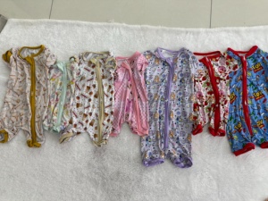Baju monyet bayi stroberi, Romper ritsleting dua arah, baju tidur kustom, pakaian tidur berkelanjutan, Onesie bayi - Product Image 1