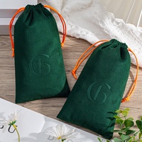 Pochette pour flacon de parfum en velours doux recyclable avec cordon de serrage et motif imprimé en relief noir
