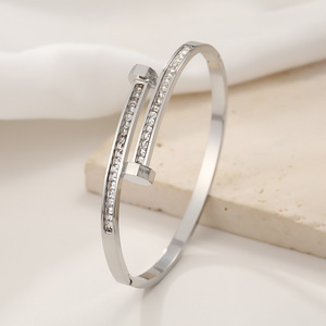 Bracelet manchette classique HR personnalisé pour femme, en acier inoxydable plaqué or 18 carats, étanche, ouvrable, avec zircone cubique, cadeau - Product Image 4