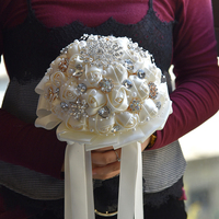 Pengantin Wanita Romantis Memegang Buket Bunga Mawar dengan Bros, Buket Mawar Satin Buatan Tangan