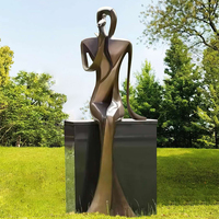 Sculpture de couple abstraite minimaliste en bronze, statue d'art moderne en métal moulé à la main pour l'intérieur de la villa