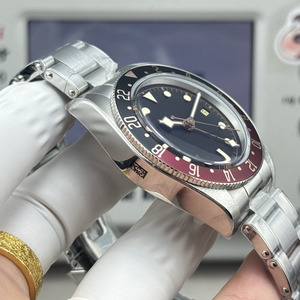 Cadran rétro Coke, cadre en aluminium rouge et noir COKE, 39 mm, équipé d'un mouvement à quatre aiguilles pour deux fuseaux horaires, en acier inoxydable. - Product Image 5