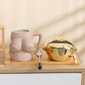 Tazza in Ceramica a Forma di Seno con Bocca Sexy, Posacenere, Cucchiaio e Vassoio in Bambù per Ufficio e Soggiorno - Product Image 1