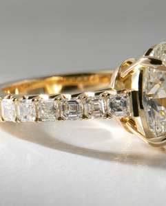Bague tendance en or massif avec diamant de laboratoire taille brillant ovale pour femme, idéale pour fiançailles, mariage, anniversaire, ou comme bijou de soirée - Product Image 4