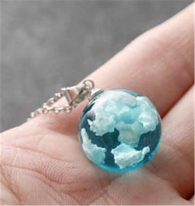 Collier ras de cou pour femme K1341, pendentif rond en résine transparente avec ciel bleu et nuages blancs, chaîne courte, pour cadeau - Product Image 4