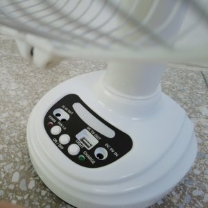 Quạt bàn năng lượng mặt trời AC/DC sạc lại được 12 inch với đèn LED, pin, tấm năng lượng mặt trời, 3 tốc độ, hẹn giờ OF12 dùng cho nhà bếp - Product Image 2