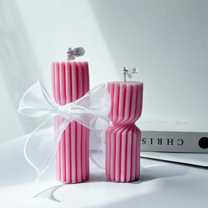 Bougie parfumée torsadée à rayures géométriques en cire de soja rose et blanche pour la décoration de la maison, de la table et des mariages - Product Image 1