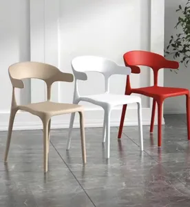 도매 현대 레저 북유럽 의자 등받이 식당 의자 플라스틱 가정용 소 X 경적 쌓을 수있는 의자