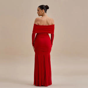 Robe longue plissée rouge à épaules dénudées, motif floral, coupe ajustée, style soirée, avec superposition transparente - Product Image 4