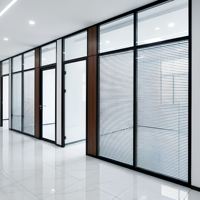Cloison double vitrage avec cadre en aluminium de 84 mm et ossature en acier, dotée de persiennes motorisées intégrées, pour banques, laboratoires, bibliothèques, bureaux, gymnases