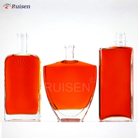 Bouteilles en verre d'emballage de palettes à fond épais en liège en forme de spiritueux de whisky plat haut de gamme de luxe de 650ml