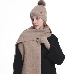 Ensemble bonnet, écharpe et gants d'hiver pour femmes, bonnets en tricot avec pompon, écharpes en tricot - Product Image 4