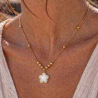 Collier pour femme RINNTIN STMN25 en acier inoxydable plaqué or 18 carats avec chaîne à billes et pendentif fleur en coquille blanche