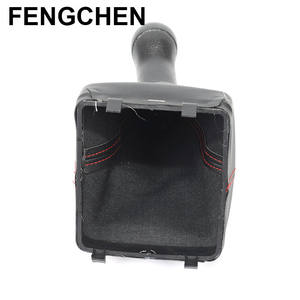 Couvre levier de vitesses Volkswagen Polo en cuir noir avec surpiqûres rouges, compatible avec les transmissions manuelles 5 et 6 vitesses - Product Image 4