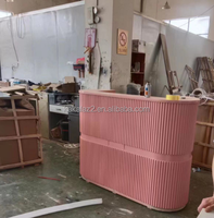 Bureau de réception doré avec bord doré rayé et autres éclairages Bureau caissier haut de gamme
