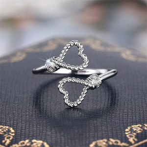 Anello in acciaio inossidabile a forma di cuore T0292 con zirconi incastonati a griffe per donna, gioiello romantico per fidanzamento - Product Image 1