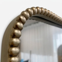 Miroir d'arche vintage traditionnel avec étagère, miroir mural baroque antique en bronze avec étagère fonctionnelle et cadre orné