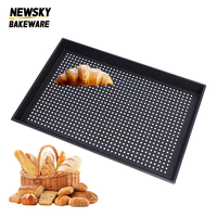 Loyang Panggang Anti Lengket Berlubang Alusteel 400x600mm Tebal 0.7mm Kelas Komersial Ramah Lingkungan Warna Hitam NEWSKY BAKEWARE Roti