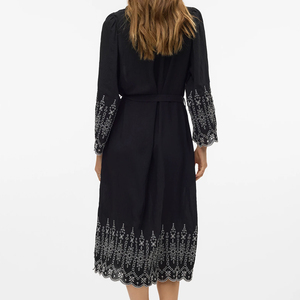 Robe midi fluide noire brodée <span class=keywords><strong>style</strong></span> bohème <span class=keywords><strong>chic</strong></span> pour femme, coupe décontractée avec détails en dentelle, vente en gros personnalisée Wisrise Fashion - Product Image 2