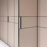 Dressing sur mesure de luxe pour toute la maison avec portes rembourrées en cuir souple et rigide