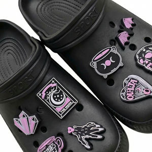 Pantuflas de Halloween con agujeros, estilo oscuro y moderno para mujeres y hombres, lindas, para interiores y exteriores, para todas las estaciones. - Product Image 2