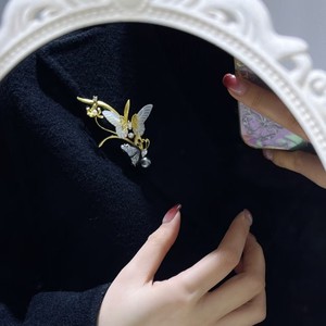 Broche de Perla con Forma de Mariposa Estilo Chino con Concha de Nácar Chapada en Oro, Artesanía de Esmalte Hecha a Mano para Accesorios de Vestidos de Banquete - Product Image 4