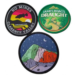 Parche Tejido Personalizado con Bordes Tejidos de Alta Densidad para Gorra Richardson 112 Trucker, Parche Tejido Luminoso Rock Davina - Product Image 1