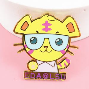Badge en métal personnalisé au design mignon, logo personnalisé, vente en gros, épinglette en émail dur motif dessin animé mignon anime - Product Image 2