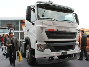 Nouveau Camion Tracteur Euro 5 Diesel Automatique 420 CV 6x4 A7 à Cabine Élevée et Plateau Extensible avec Attache - Product Image 2