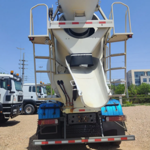 Nouvel arrivage : Camion malaxeur à béton d'occasion 8x4, châssis HOWO, superstructure SANY, 900 heures de fonctionnement, moteur 12000KG, en stock - Product Image 4
