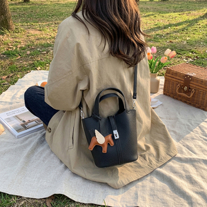 Op maat gemaakte logo-emmertjestas, kleine minimale bestelhoeveelheid 50 stuks, modieuze lederen handtas met slot, crossbody schoudertas, shopper voor online DTC-merken - Product Image 4