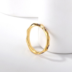 แหวนสแตนเลสสตีลชุบทอง 18K ดีไซน์สวยหรูจาก Ason Loveliness สำหรับผู้หญิง - Product Image 4