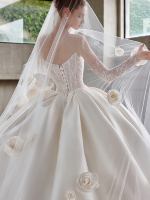 Gaun Pengantin Model Ball Gown Satin dengan Jaket Satin Lepas Pasang, Aplikasi Mawar 3D, Korset, Tali di Belakang, dan Ekor Katedral