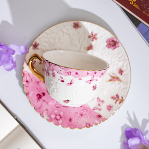 ถ้วยกาแฟเซรามิกสีชมพูพร้อมจานรอง - ถ้วยน้ำชาลายผีเสื้อขอบทอง - Product Image 2