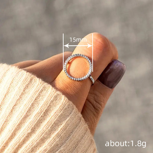 Anello rotondo cavo da donna con design geometrico semplice, adatto per l'uso quotidiano. - Product Image 4