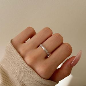 Bague d'éternité Dylam Designer en argent sterling 925 avec surface givrée et zircon cubique 5A pour femme – Nouvelle collection de bijoux fins et élégants - Product Image 4