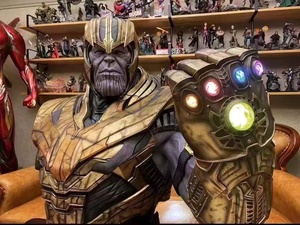 Statue de Thanos grandeur nature en résine, sculpture 1:1 de la Gauntlet de l'Infini Marvel avec base LED pour présentation en centre commercial - Product Image 4