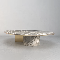 Table basse en marbre de forme elliptique libre, combinaison de cylindre en marbre et base en support doré, mobilier de salon de luxe de designer