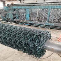Matras gabion yang diisi batu di lokasi proyek untuk membentuk jaring kawat heksagonal ganda yang fleksibel dan permeabel.