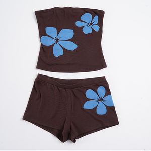 ชุดเซ็ตเสื้อสายเดี่ยวกับกางเกงขาสั้นลายดอกไม้สไตล์ลำลองสำหรับวันหยุดพักผ่อน ดีไซน์เซ็กซี่แบบสาวฮอตสไตล์เรโทร ผ้าฟล็อกกิ้ง ชุดสองชิ้นสำหรับผู้หญิง ทรงเข้ารูป เหมาะสำหรับฤดูร้อน - Product Image 6