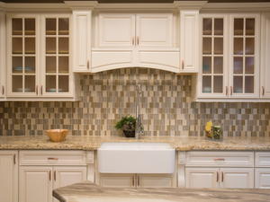 <span class=keywords><strong>Cocina</strong></span> de Madera Maciza de Alta Gama, Estilo Antiguo, Color Blanco Crema, con Diseño de Isla y Columnas Romanas - Product Image 4