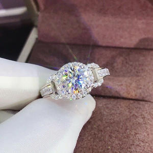 Anello di fidanzamento romantico da donna Q203 con diamante sintetico taglio brillante rotondo e design a halo per gioielli da matrimonio - Product Image 6