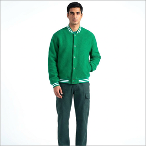 Veste universitaire de baseball rouge et noire la plus vendue, unisexe, avec manches en cuir personnalisées, en tissu de laine, à capuche et patchwork sur le devant - Product Image 1