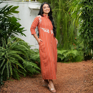 Vestido Camisero Maxi de Algodón y Lino con Rayas Naranjas, Duradero y de Lujo, Casual para Mujer, La Vivente, Manga 3/4, Moderno y Femenino - Product Image 5